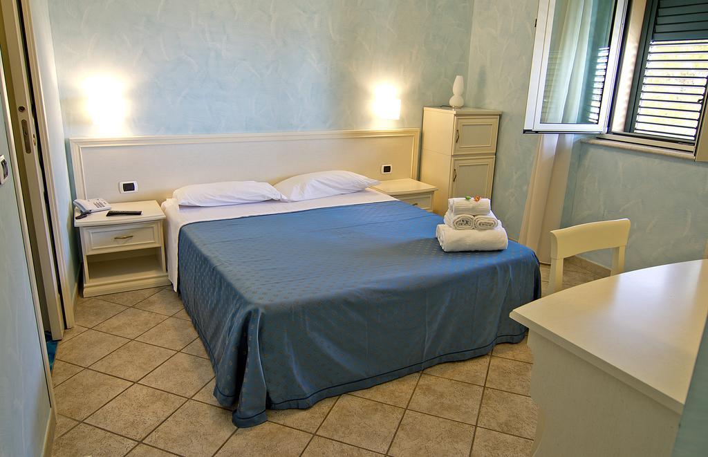 Hotel Capital Cupra Marittima Oda fotoğraf